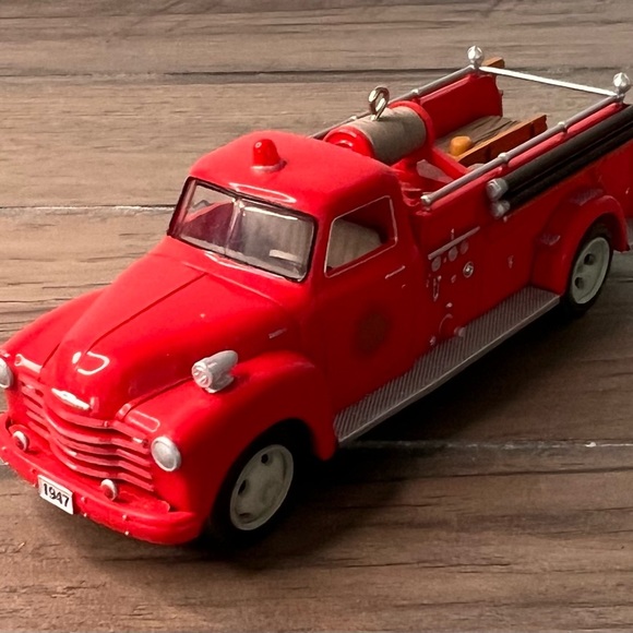 Hallmark 2022 NEW Christmas Ornament 1947 Chevrolet #20 in Fire Brigade Series - Picture 3 of 11